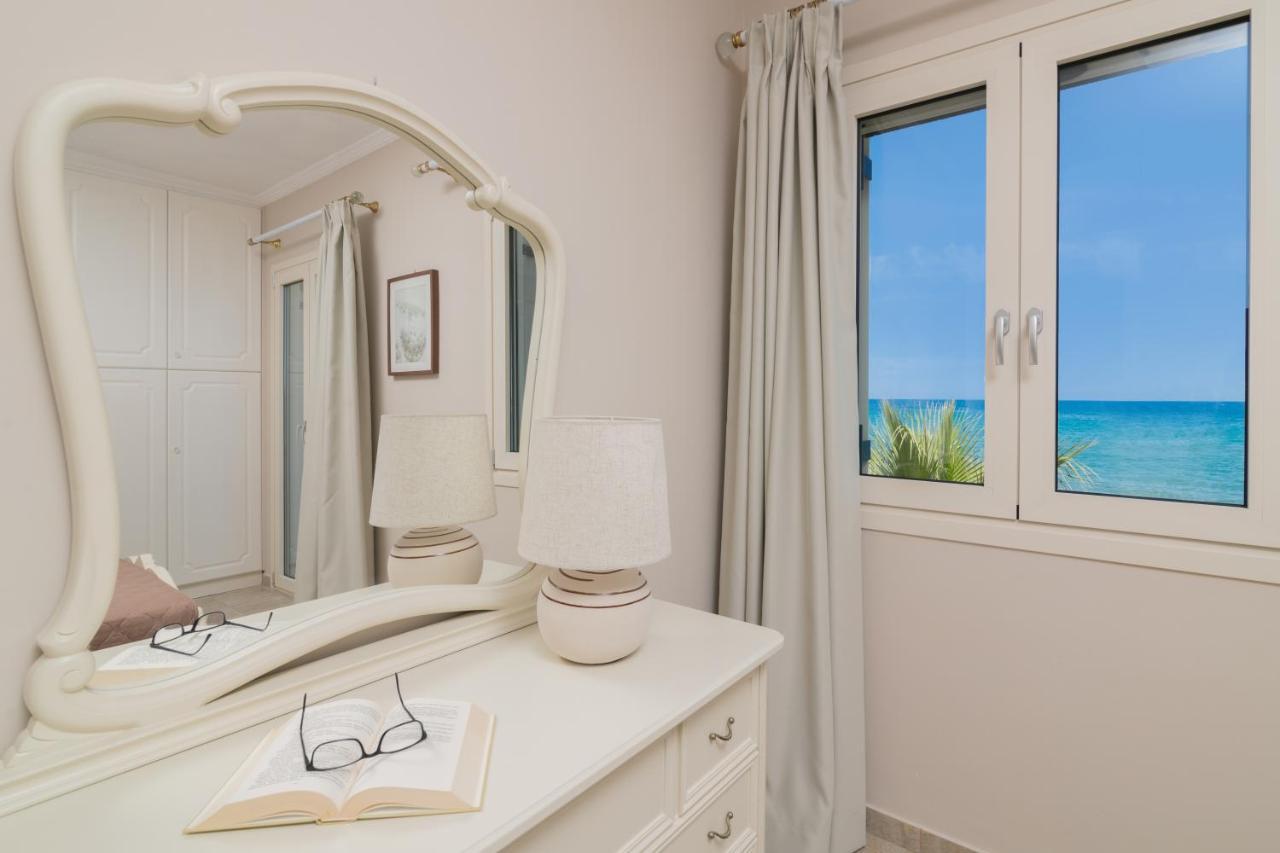 Villa Elizabeth - Seafront Classic Villa! Аргаси Экстерьер фото