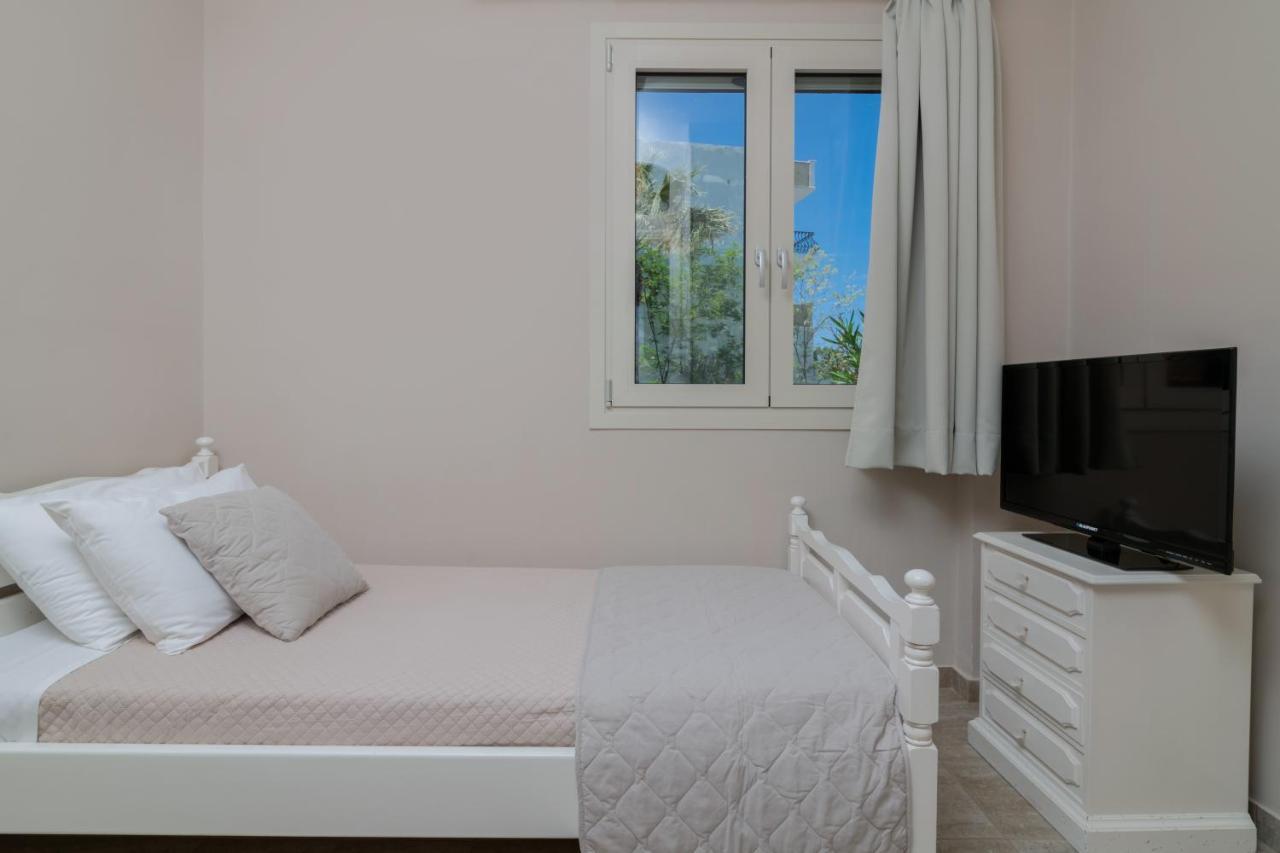 Villa Elizabeth - Seafront Classic Villa! Аргаси Экстерьер фото